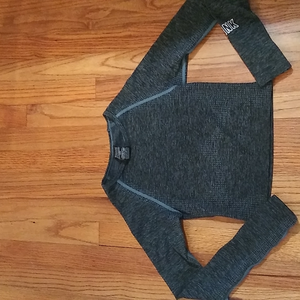 PINK Active long sleeve crop top.
